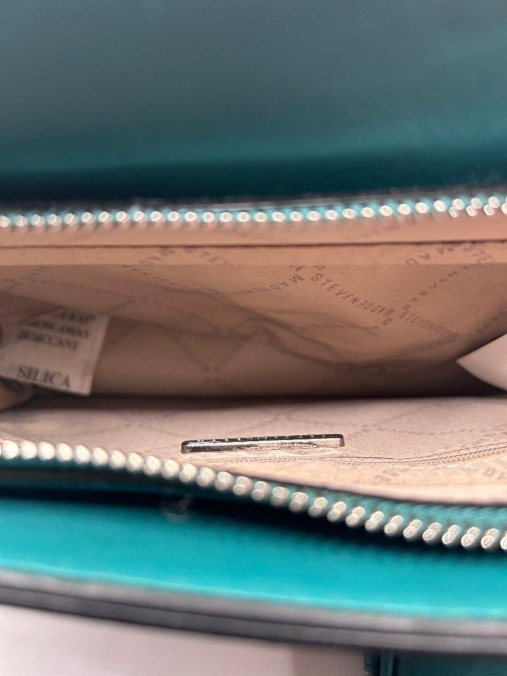 Evergreen Steve Madden Bevelyn Crossbody bag with Airpod Pouch - Picture 4 of 4